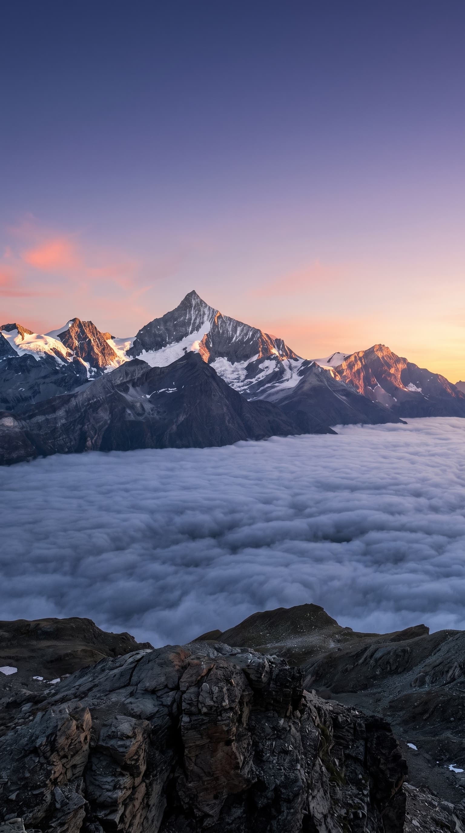 Alpenlandschaft über einem Wolkenmeer