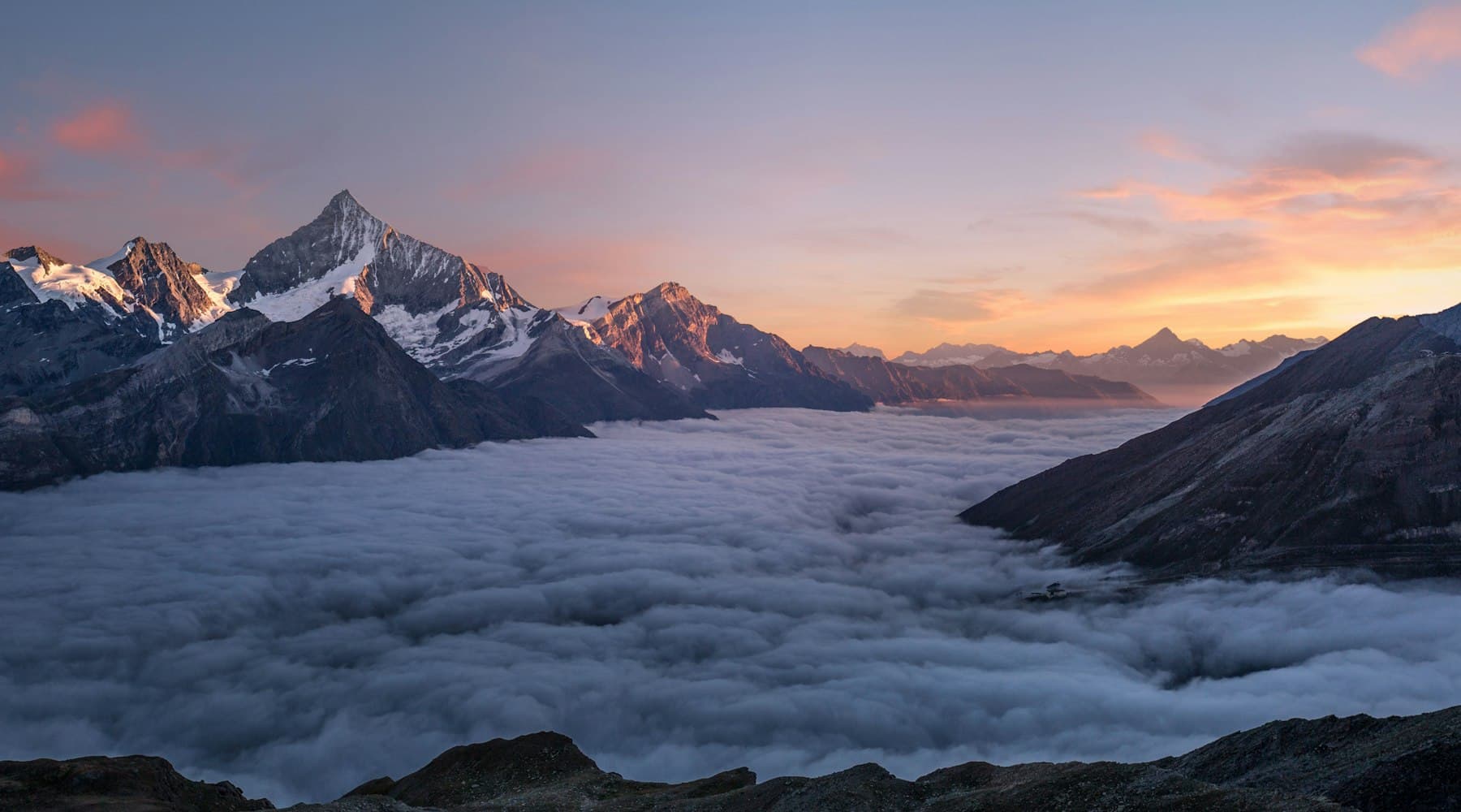 Alpenlandschaft über einem Wolkenmeer